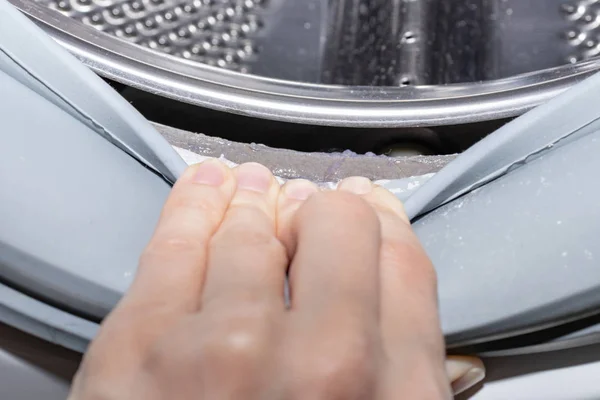 Брудна пліснява пральна машина ущільнює гуму та барабан крупним планом. Цвіль, бруд і вапно в пральній машині. Періодичне обслуговування побутової техніки — стокове фото