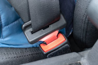 Bağlanmış toka ve emniyet kemeri kırmızı düğmesi, arabada emniyet kemeri, trafik kuralları kavramı
