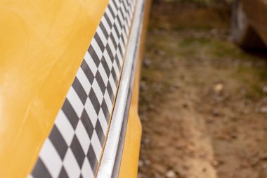 Sarı bir taksi araba kapıları üzerinde damalı taksi işareti kapatın, kopya alanı