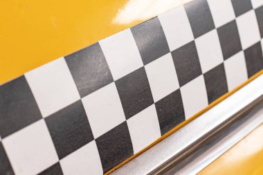 Sarı taksi araba kapıları üzerinde damalı taksi işareti kapatın