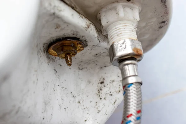 Instalación de suministro de agua del tanque de cisterna del inodoro en el armario de agua de cerca —  Fotos de Stock