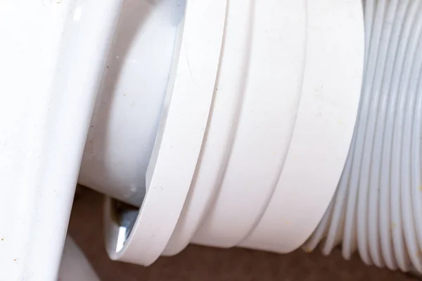 Tubo de plástico corrugado para el desagüe del inodoro, trabajos de plomería e instalación del inodoro — Foto de Stock