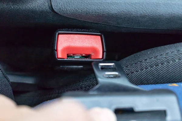 Pessoa segurando uma fivela de um cinto de segurança na mão, pronto para apertar um cinto de segurança, carro seguro e conceito de proteção do motorista — Fotografia de Stock