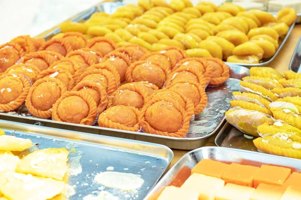 Індійські Східні традиційні солодощі, десерти і тістечка-гулія, Халва, зроблені під час фестивалю холі і Дівалі, лежачи на лотку — стокове фото