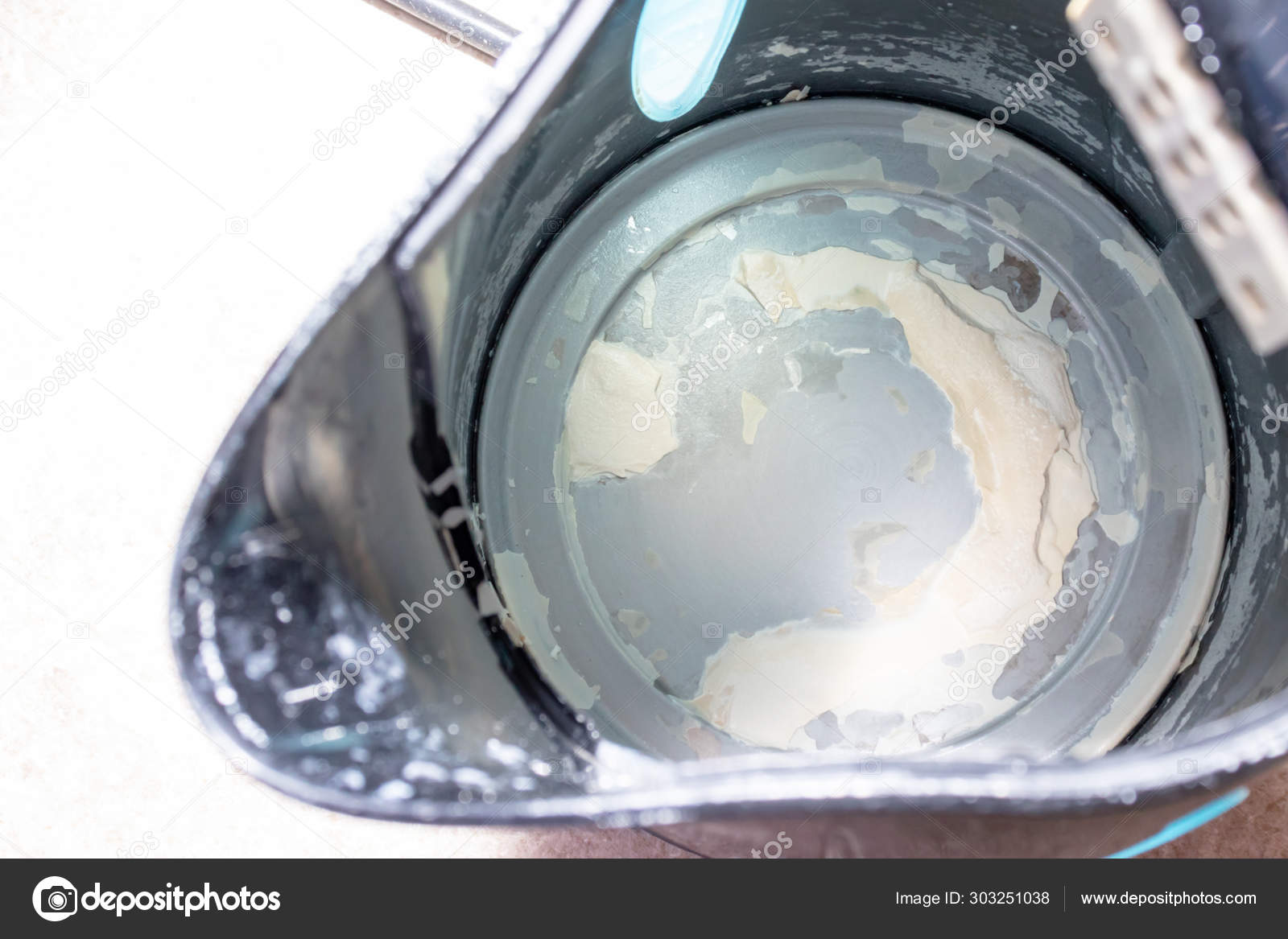 Белый осадок в чайнике. Белый осадок в воде после кипячения. Белый осадок в воде после кипячения. Белый налёт в чайнике. Белый осадок в воде.