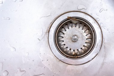 Kireç ve scurf ile mutfak lavabo eski paslı kireçlenmiş drenaj deliği, kopya alanı