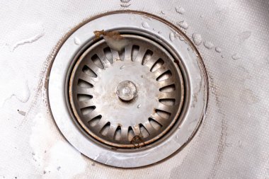 Kireç ve scurf ile mutfak lavabo eski paslı kireçlenmiş drenaj deliği