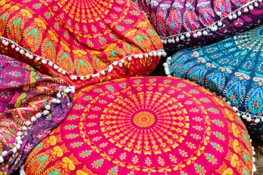 Parlak renkli el yapımı etnik geleneksel yastıklar arka plan yerel asya pazarında satış