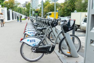 Moskova, Rusya - 02 Ağustos 2019: Kiralık bisikletler Moskova'da bir otoparkta üst üste duruyor