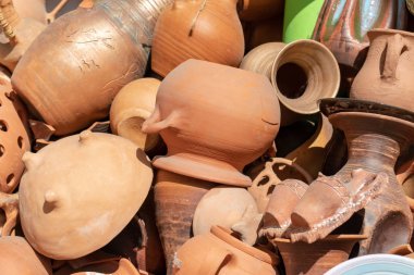 Topraktan, yapılan birçok seramik el yapımı mutfak eşyaları, yakın çekim