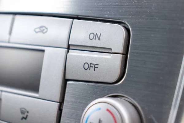 Botones de encendido - apagado en un tablero de instrumentos de climatización del coche, sistema de acondicionamiento de cerca, confort y aire fresco en la cabina del vehículo — Foto de Stock