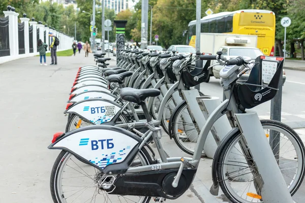 MOSCOW, RÚSSIA - 02 de AGOSTO de 2019: Um carrinho de aluguel de bicicletas em uma fileira em um estacionamento em Moscou — Fotografia de Stock