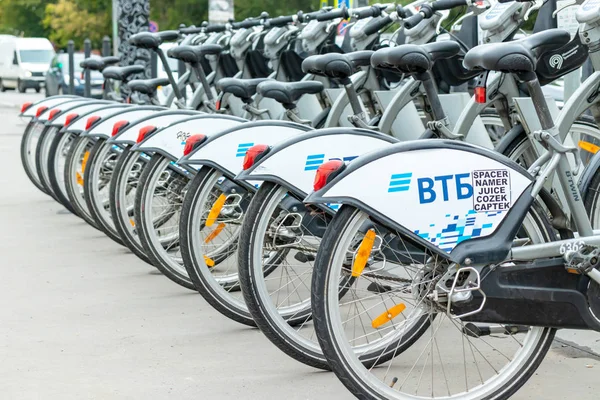 MOSCOW, RÚSSIA - 02 de AGOSTO de 2019: Um carrinho de aluguel de bicicletas em uma fileira em um estacionamento em Moscou — Fotografia de Stock