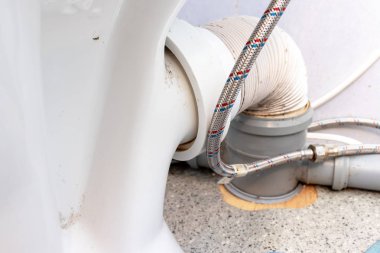 Plastik oluklu tava borusu ve tuvalet için su temini montaj