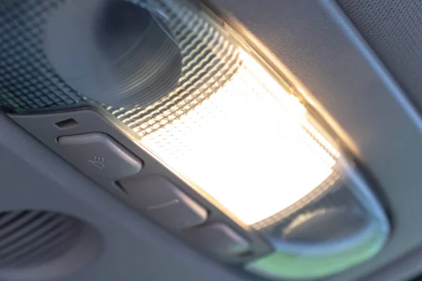 Encendió la lámpara interior del techo del coche de cabina, el panel de control de la luz en el interior en la parte delantera de una cabina para dreiver y pasajero delantero — Foto de Stock