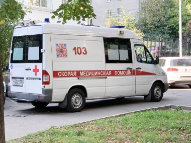 Moskova, Rusya - 08 Eylül 2019: Yaz aylarında şehir caddesinde ambulans