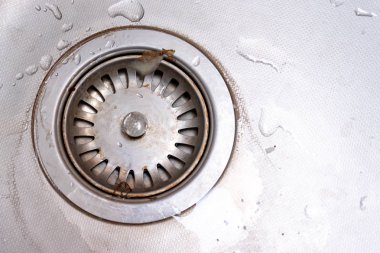 Kireç ve scurf ile mutfak lavabo eski paslı kireçlenmiş drenaj deliği, kopya alanı