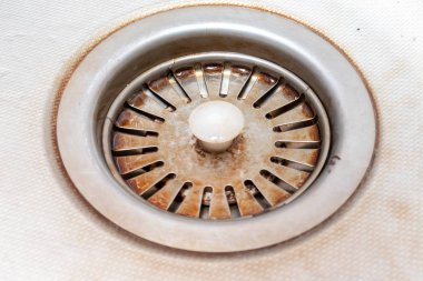 Kireç ve scurf ile mutfak lavabo eski paslı kireçlenmiş drenaj deliği