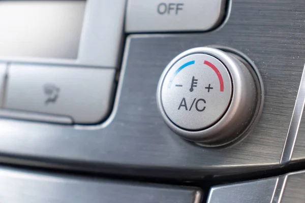 Регулятор температуры в автомобильной системе кондиционирования воздуха вблизи, комфорт и свежий воздух в кабине автомобиля — стоковое фото
