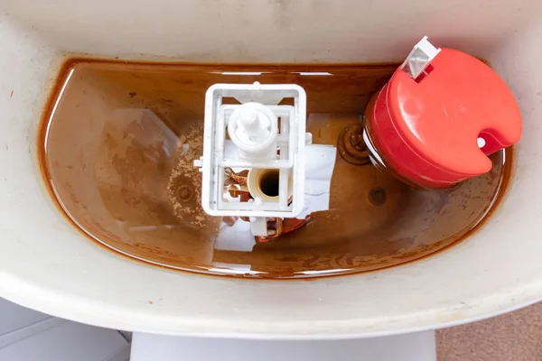 Kotor unhygienic berkarat dan tangki flush kalsifikasi toilet dengan kapur dan karat noda dan sampah perlu dibersihkan dan repared — Stok Foto