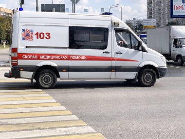 Moskova, Rusya - 12 Eylül 2019: Yaz aylarında şehir caddesinde ambulans