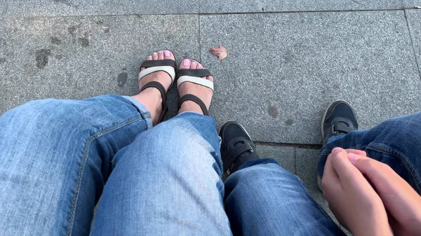Anne ve onun genç oğlu, aile sonbahar kentsel şehir parkı, eksik aile ve kırık ev kavramı yazında bir bankta oturan