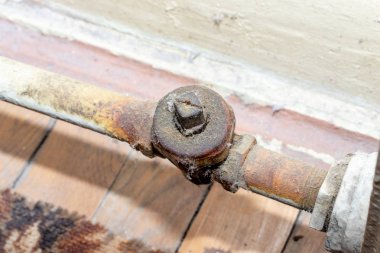 Isıtma pil paslı bir boru hattı üzerinde eski kırık paslı ısıtma vanası repared veya tesisatçı ile değiştirilmesi gerekir