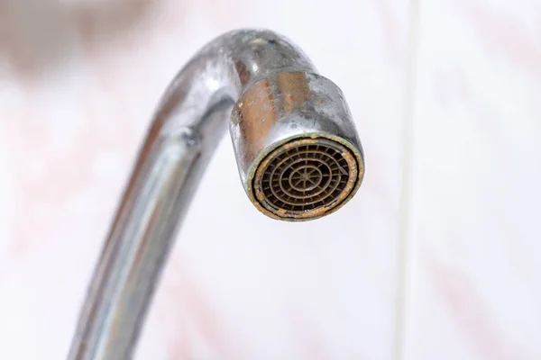 Dirty csaptelep indítani a vízkő, meszes víz csap lime skála a konyhában, közelről — Stock Fotó