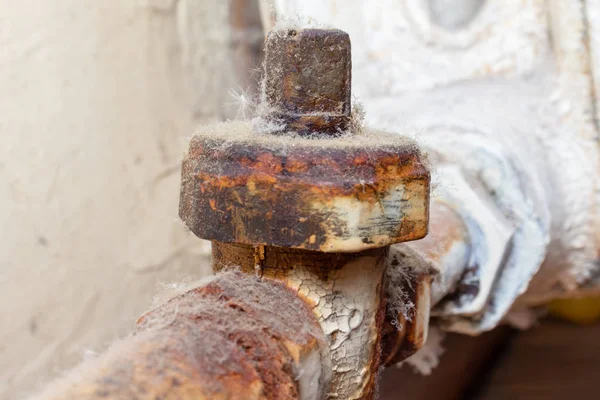 La vieja válvula de calefacción oxidada rota en una tubería oxidada de batería de calefacción debe ser reparada o reemplazada por el fontanero. — Foto de Stock