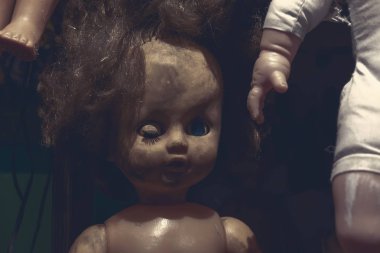 Halloween kavramı olarak Ürpertici uğursuz eski kırık kirli terk edilmiş bebek