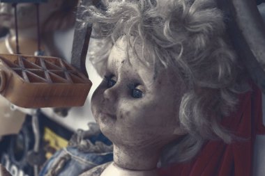 Halloween kavramı olarak Ürpertici uğursuz eski kırık kirli terk edilmiş bebek