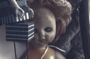 Halloween kavramı olarak Ürpertici uğursuz eski kırık kirli terk edilmiş bebek