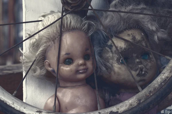 Creepy sinister old broken dirty abandoned dolls as halloween concept — Stock Photo, Image