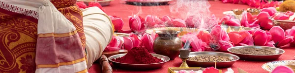 Indiase huwelijksceremonie, decoraties voor traditionele etnische rituelen voor huwelijk — Stockfoto