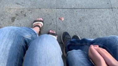 Anne ve onun genç oğlu, aile sonbahar kentsel şehir parkı, eksik aile ve kırık ev kavramı yazında bir bankta oturan