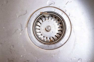 Kireç ve scurf ile mutfak lavabo eski paslı kireçlenmiş drenaj deliği