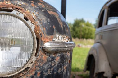 Eski paslı terk edilmiş bir arabanın farı, kullanım ve hurda konsepti