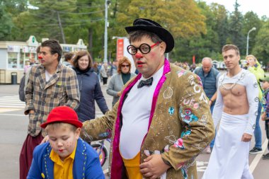 Moskova, Rusya - 14 Eylül 2019: Şehirde palyaço festivali, renkli kıyafetler içinde palyaçolar ve parlak bir makyaj ile çocuklarla iletişim ve komik yüzler yapmak