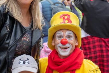 Moskova, Rusya - 14 Eylül 2019: Şehirde palyaço festivali, renkli kıyafetler içinde palyaçolar ve parlak bir makyaj ile çocuklarla iletişim ve komik yüzler yapmak