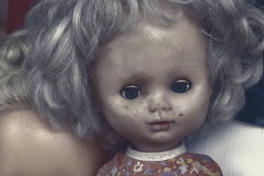 Halloween kavramı olarak Ürpertici uğursuz eski kırık kirli terk edilmiş bebek