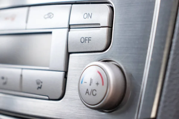 Botón de control de temperatura en el sistema de aire acondicionado del coche de cerca, comodidad y aire fresco en la cabina del vehículo — Foto de Stock
