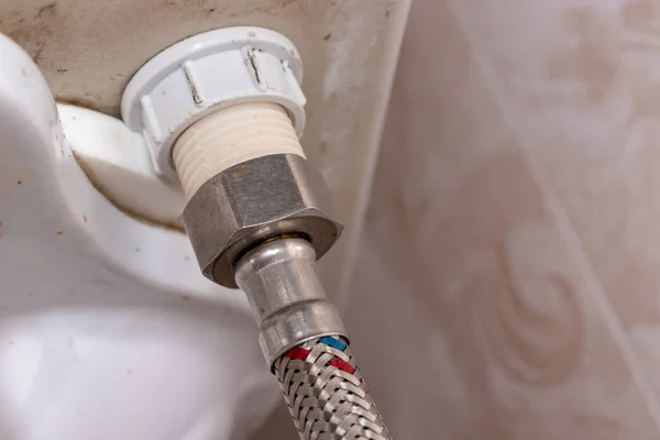 A WC-csészében lévő Vécétartály vízellátása a vízszekrényben, közelről — Stock Fotó