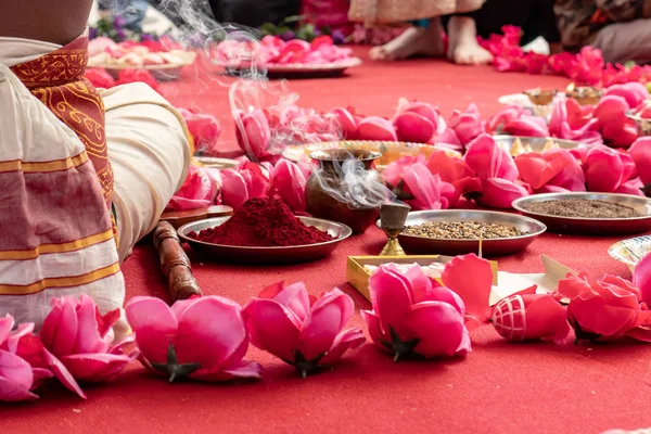 Ceremonia de boda india, decoraciones para rituales étnicos tradicionales para el matrimonio — Foto de Stock