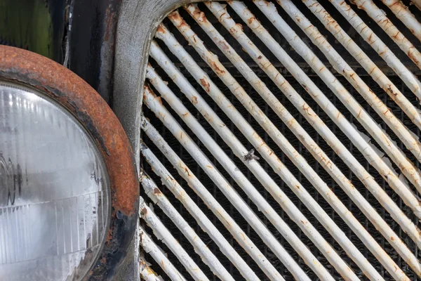 Headlight of an old rusty abandoned car, utilisation and scrap concept — Stock Photo, Image