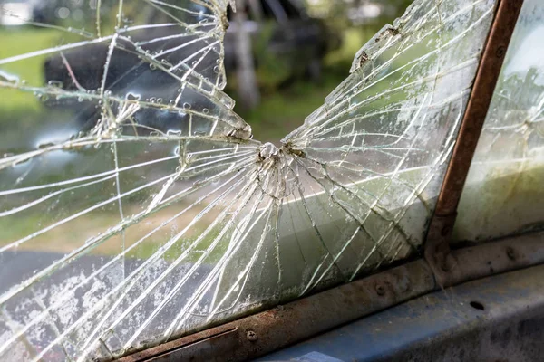 Glasscheibe eines alten rostigen Autos eingeschlagen — Stockfoto