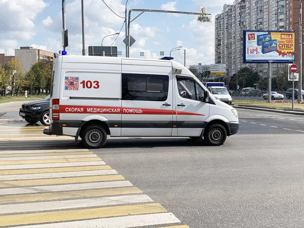 MOSCOU, RUSSIE - 12 SEPTEMBRE 2019 : Ambulance dans la rue de la ville en été — Photo