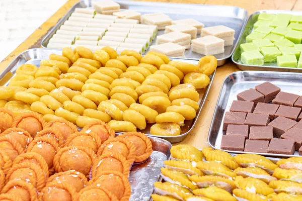 Індійські Східні традиційні солодощі, десерти і тістечка-гулія, Халва, зроблені під час фестивалю холі і Дівалі, лежачи на лотку — стокове фото