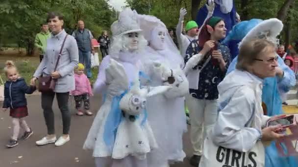 Moscú, Rusia - 14 de septiembre de 2019: Festival de payasos en la ciudad, payasos con ropa colorida y con un maquillaje brillante y músicos callejeros desfilan por la calle y hacen caras divertidas — Vídeos de Stock