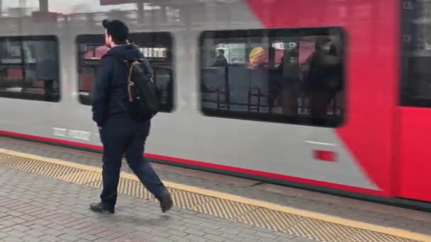 모스크바, 러시아 - 4 월 21, 2019 : 기차는 역에 도착, 사람들, 플랫폼에 서서 탈것을 기다리는 승객, 모스크바 센트럴 서클 맥은 지하철의 새로운 라인입니다 — 비디오