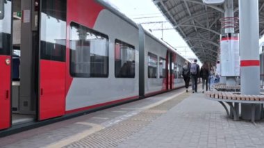Moskova, Rusya - 19 Mayıs 2019: Tren kapıları kapatıyor ve istasyondan ayrılıyor, insanlar, platform boyunca yürüyen yolcular, Moskova Merkez Circle Mcc yeni bir metro hattı